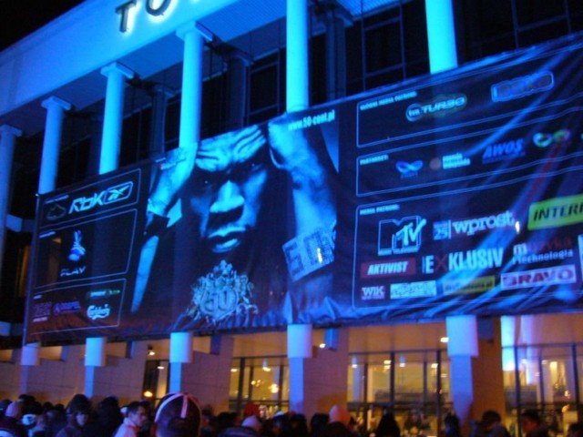 Nad wejściem duży baner promujący koncert gwiazdy - 50 Centa. Fot. Maksymilian Szczepaniak