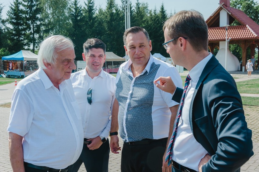 Wicemarszałek i wiceminister z wizytą na Sokólszczyźnie. Oglądali jak idą inwestycje z rządowym dofinansowaniem