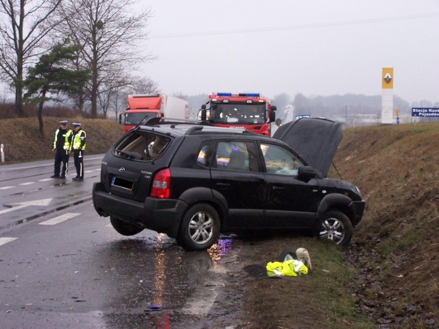 W wyniku zdarzenia kierowca hyundaia z urazem głowy został przetransportowany do szpitala w Działdowie. Pasażer tego samochodu, 43 &#8211; letni mężczyzna, trafił na obserwację do nidzickiego szpitala. Utrudnienia w ruchu trwały do godz. 14.00.


Kronika policyjna

Zapisz się do newslettera! Dodaj też swój artykuł