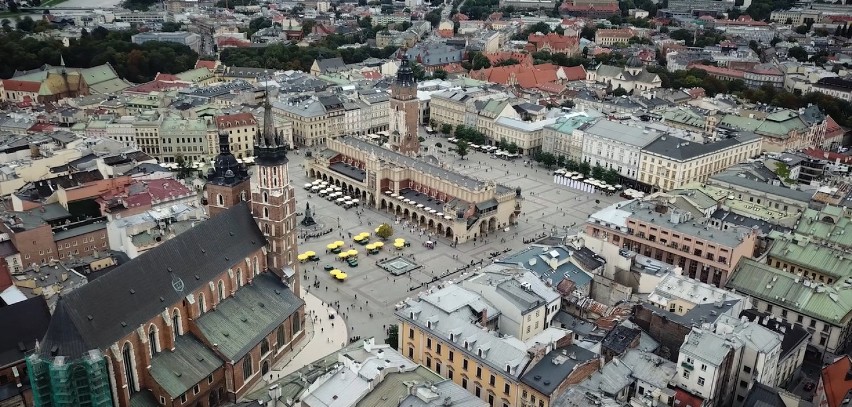 Grupa pasjonatów wzbiła się dronem nad Stare Miasto w...