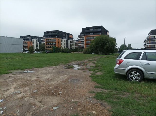 Teren przy ulicy Nowowiejskiego w Mysłowicach, na którym powstanie parking.