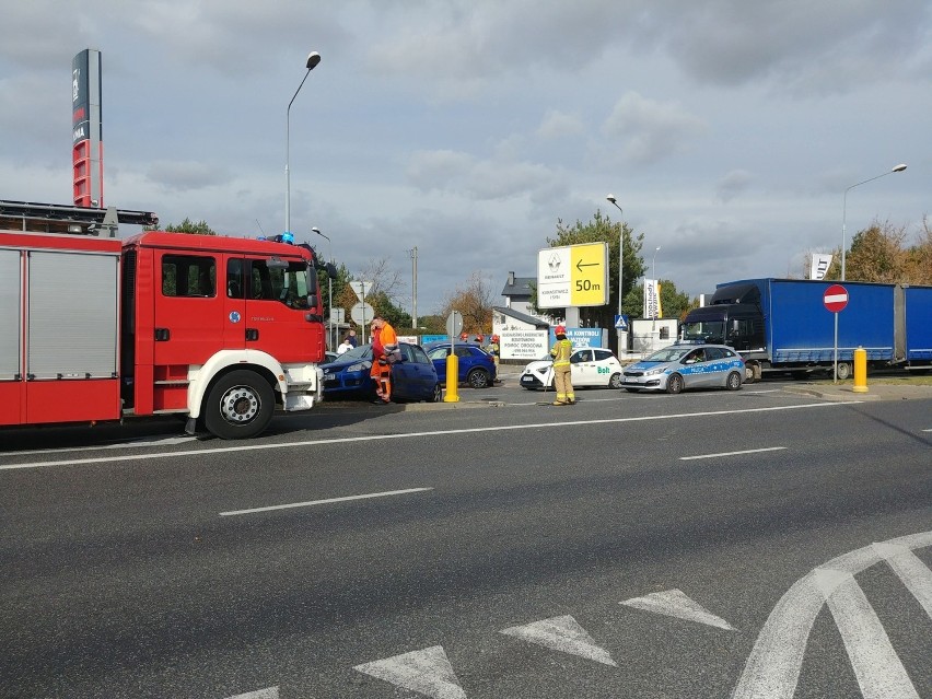 Wypadek na skrzyżowaniu dwóch ulic w Radomiu. Jedna osoba trafiła do szpitala