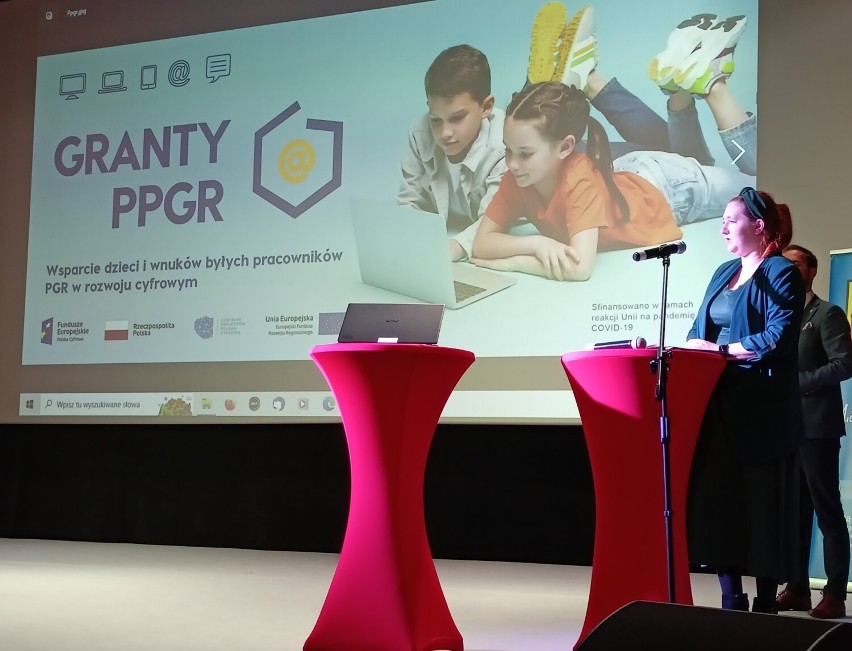 Nowe laptopy trafiły do dzieci i młodzieży z Rypina. Wsparcie za ponad 500 tys. zł