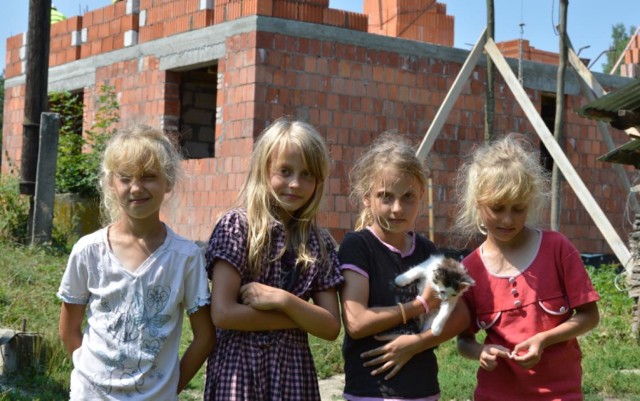 Od lewej: Weronika (9 lat), Karolina (8 lat), Klaudia (10 lat) i Monika (9 lat) już nie mogą się doczekać, kiedy wprowadzą się do nowego domu. Jak tylko ruszyła budowa, zaczęły projektować swoje pokoje. Każda w innym kolorze. Marzą o własnych łóżkach i biurkach