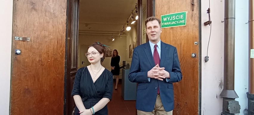 Kurator wystawy Klaudia Kwiecińska wraz z dyrektor Muzeum...