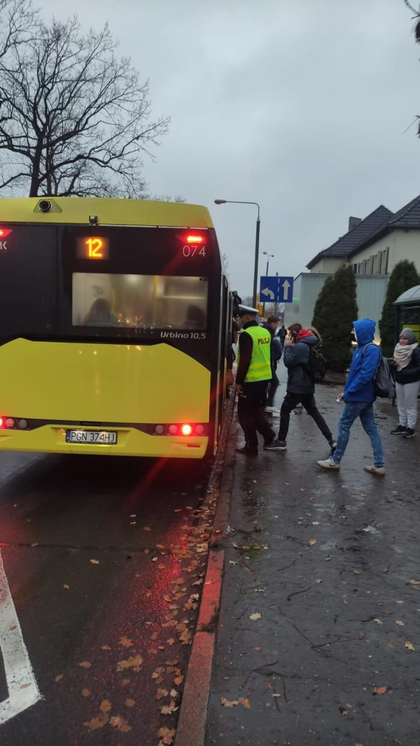 Koronawirus Gniezno. Policjanci kontrolowali noszenie...