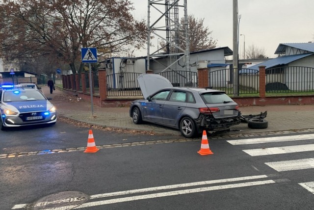 Audi wypadło z drogi i uderzyło w latarnię