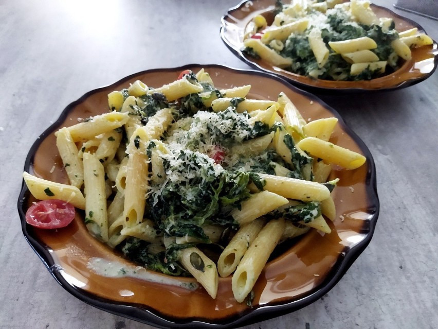 Pomysł na szybki obiad. Pyszny makaron penne ze szpinakiem,...