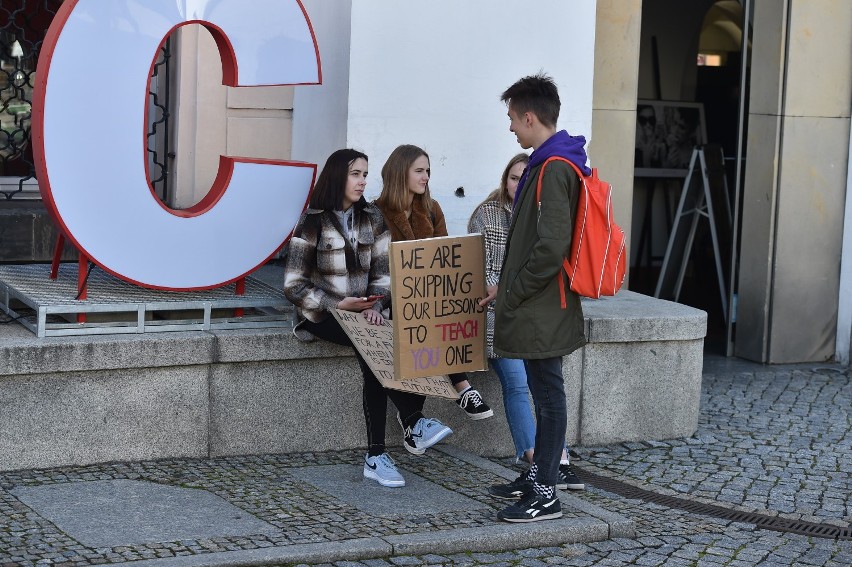 Młodzieżowy strajk klimatyczny w Lesznie. Uczniowie nie są obojętni [ZDJĘCIA i FILM]