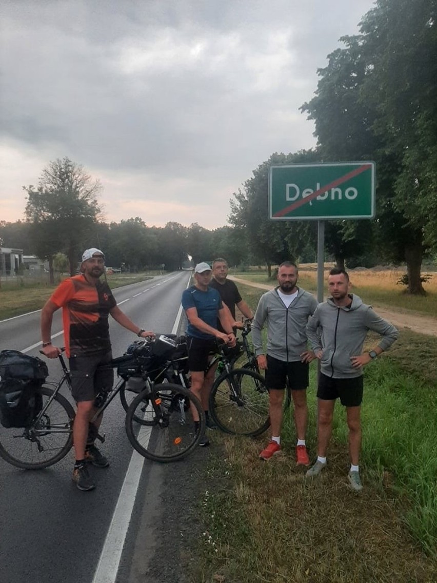 Łukasz Domin z Dynowa i Sławomir Hadro z Dubiecka biegną ze...