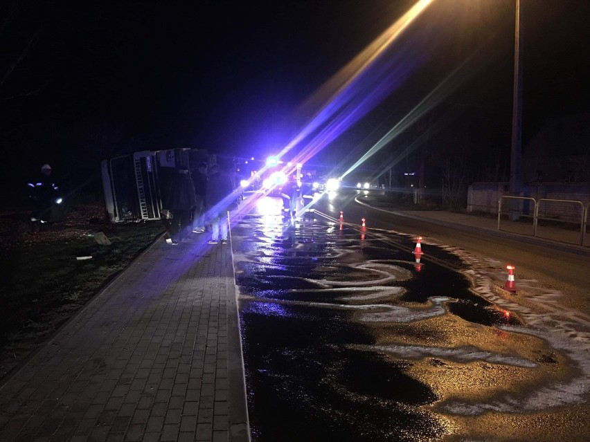 Wypadek na drodze Włocławek - Brześć Kujawski. Wywróciła się ciężarówka z cebulą [zdjęcia]