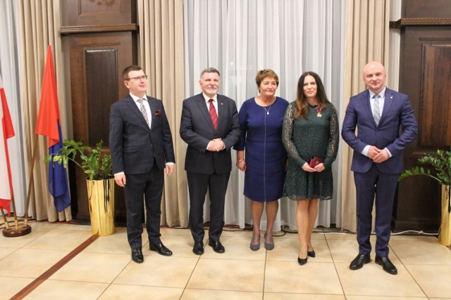 Dzień Edukacji Narodowej w Ostrowcu. Na zdjęciu od lewej: prezydent Ostrowca, Jarosław Górczyński, poseł Andrzej Kryj, starosta ostrowiecki Marzena Dębniak,  Anna Kwapisz - Orłowska, nauczyciel-pedagog z Liceum Ogólnokształcącego numer III i wicewojewoda świętokrzyski Rafał Nowak