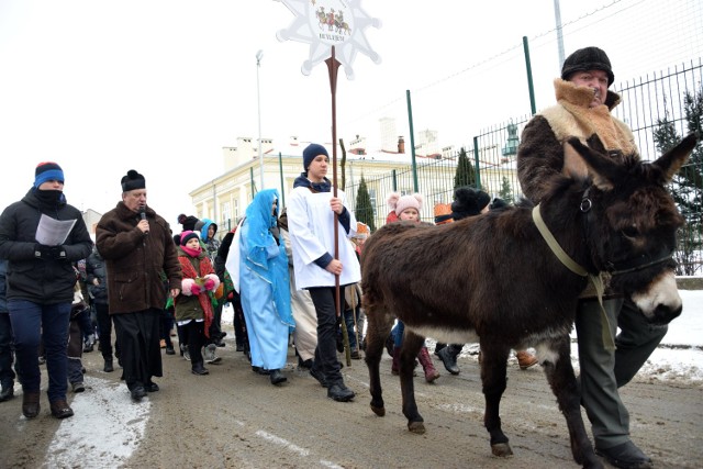 W uroczystym przejściu ulicami miasta oprócz biblijnych postaci, nie zabrakło także ważnych osób z historii Polski. Gościem honorowym jarosławskiego orszaku był arcybiskup Adam Szal.

 Zobacz też: Wizyta duszpasterska. Rozmowa z o. Arturem Gałeckim OP, dominikaninem GOŚĆ NOWIN
