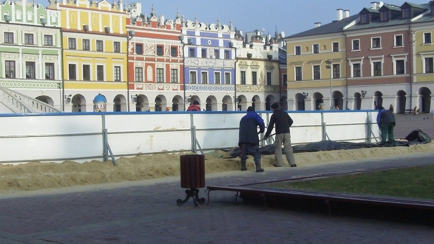 Rozkładają lodowisko na zamojskim rynku. Kiedy i za ile się poślizgamy?