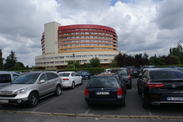 Szpital w Kaliszu zmieni operatora parkingu. Będzie parkomat!