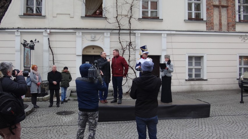 Młodzież zatańczyła poloneza na deptaku. Tak było na "Studniówce pod chmurką" [ZDJĘCIA]