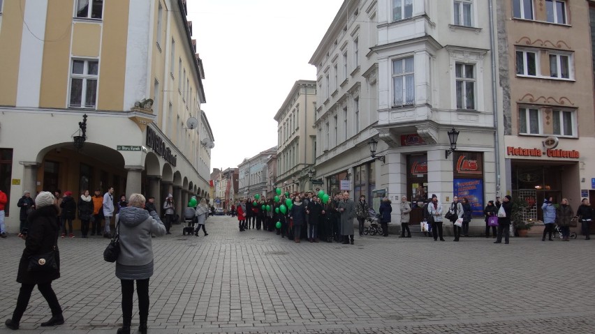 Młodzież zatańczyła poloneza na deptaku. Tak było na "Studniówce pod chmurką" [ZDJĘCIA]