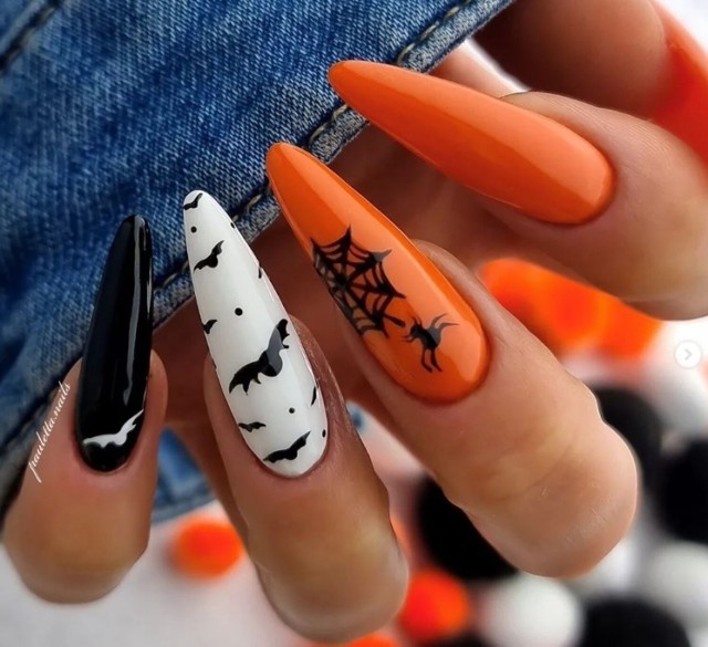 Manicure na Halloween to doskonały sposób, aby dodać trochę ducha tego święta do swojego wyglądu. Oto kilka pomysłów na Halloweenowy manicure:

Motywy Halloweenowe: Wybierz motywy charakterystyczne dla Halloween, takie jak dynie, nietoperze, pająki, duchy czy wampiry, i umieść je na swoich paznokciach. Możesz też użyć naklejek lub stempli do zdobień, aby ułatwić sobie pracę.
