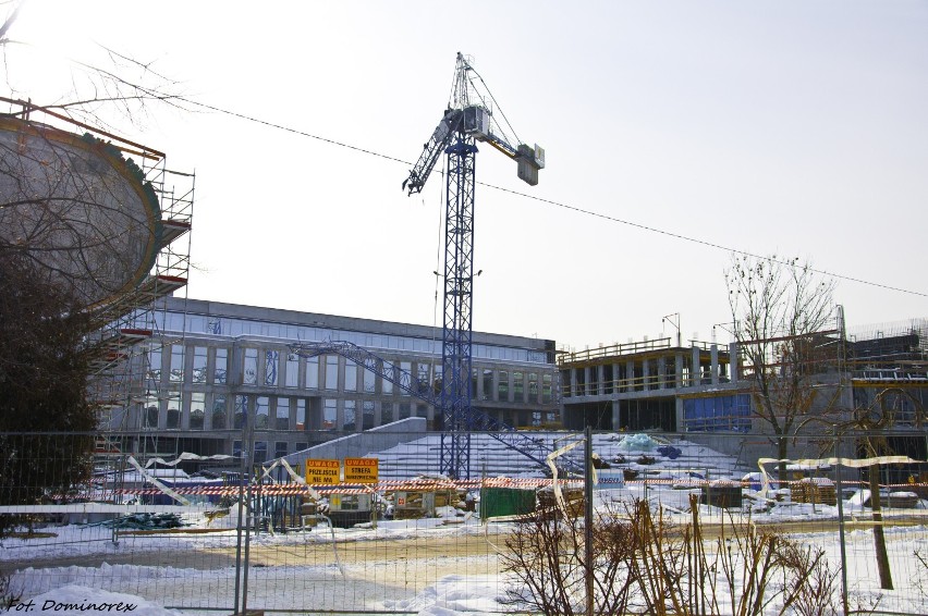 Uszkodzony żuraw na placu budowy Uniwersytetu Rzeszowskiego