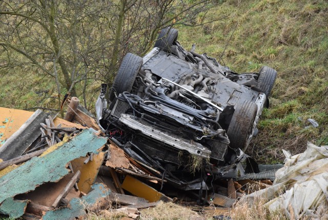 Audi wypadło z drogi i zatrzymało się na drzewie