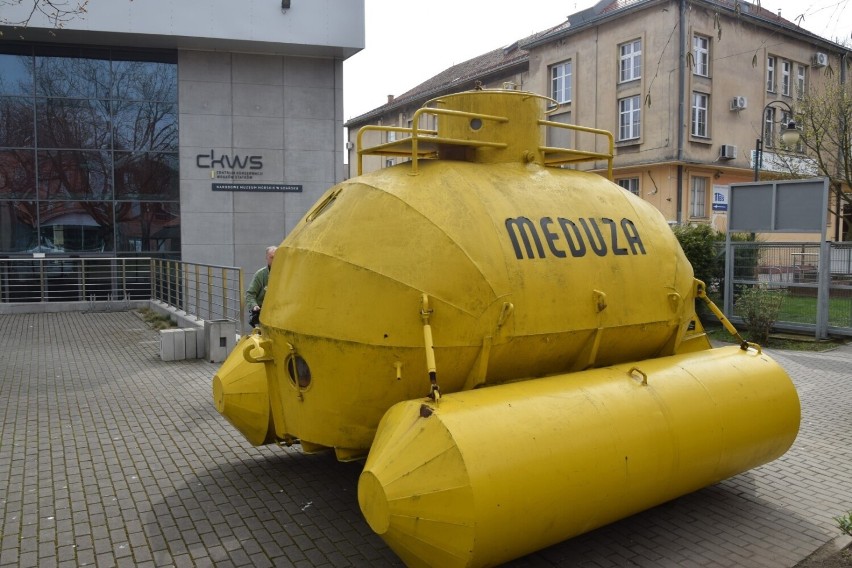 Nietypowa atrakcja w Tczewie. Przed Centrum Konserwacji Wraków Statków stanęła kabina podwodna „Meduza II”. ZDJĘCIA