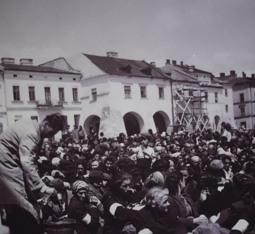 Żydzi spędzeni na Rynek w Tarnowie w czerwcu 1942 roku