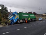 Wypadek na DK 42 w Kodrębie. Ciężarówka w rowie