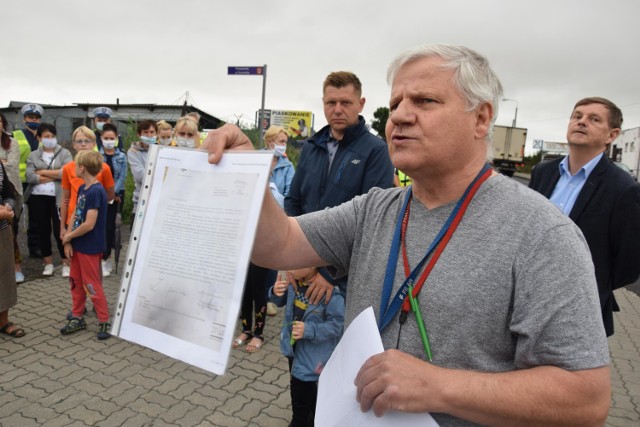 Michał Domżalski (po prawej) od ponad roku walczy o przejście dla pieszych w Przysiersku. - Dostałem odpowiedź, że się nie da – mówi, pokazując pismo