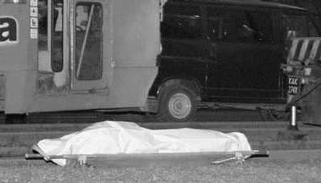 Szczątki mężczyzny leżały obok tramwaju, pod którego kołami zginął. Fot. Krzysztof Matuszyński