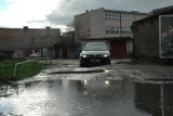 Podwórko przy ulicy Bojańczyka zamienia się w jezioro zalewając okoliczne garaże