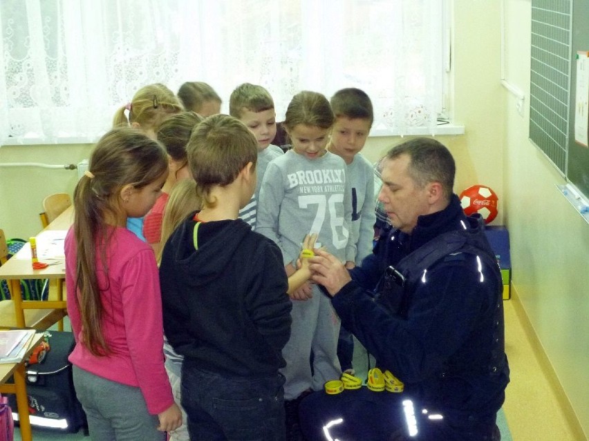 Akcja "Uczę się bezpieczeństwa". Policjanci z wizytą w SP 6 i w szkole w Trumiejkach