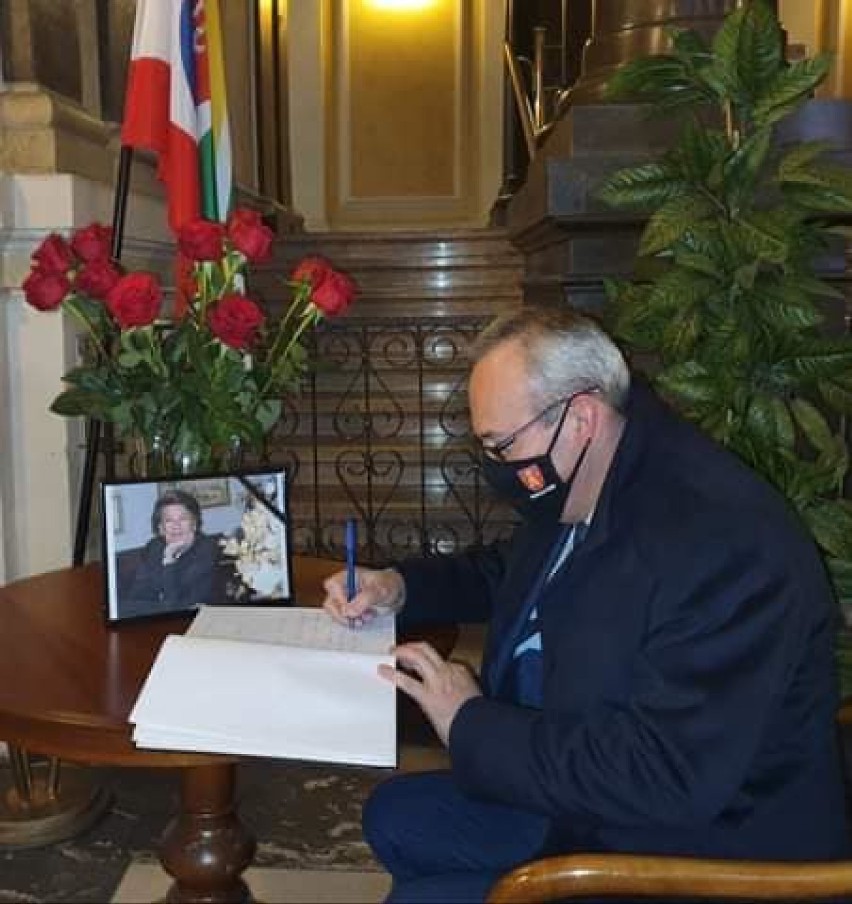 Pogrzeb Marii Koterbskiej. Burmistrz Augustowa Mirosław Karolczuk pożegnał ambasadorkę miasta 