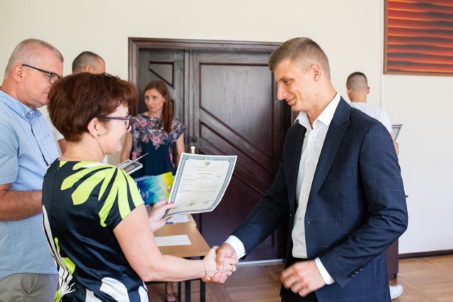 Dziś (4 lipca) uczniowie poznali wyniki tegorocznej matury. W VIII w Bydgoszczy 154 osoby spośród 155, które przystąpiły do egzaminu dojrzałości, zdało maturę i odebrało z rąk Aldony Sobień, dyrektorki szkoły, świadectwa maturalne.