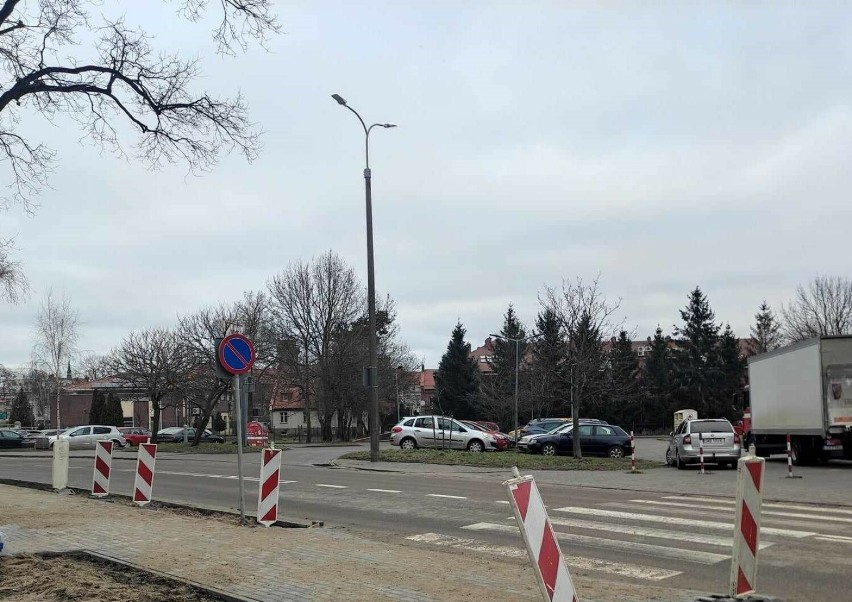 Nowy chodnik na Żeromskiego w Malborku. Po starych płytkach nie dało się już chodzić. A co z "zebrą"?