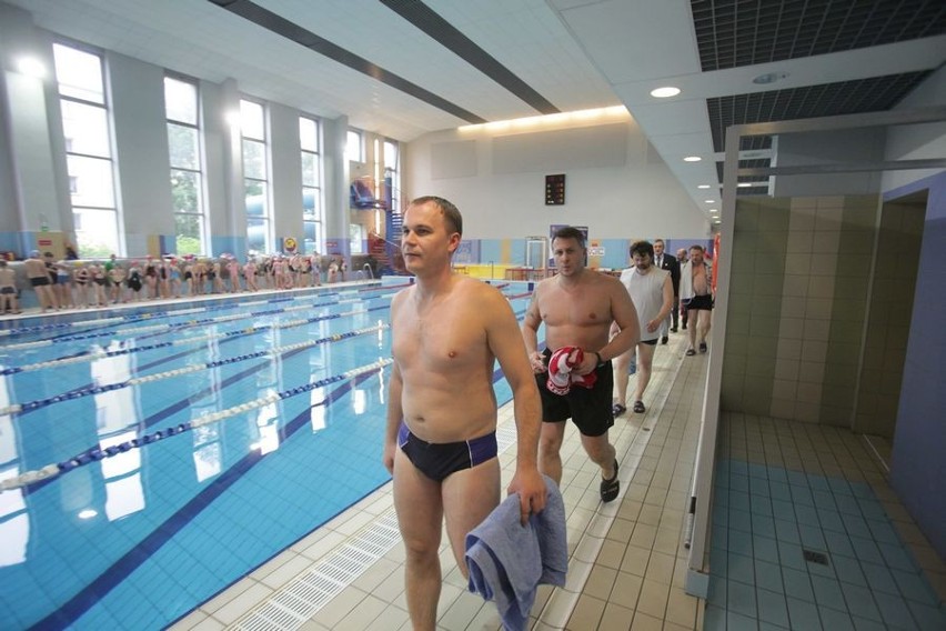 Sztafeta pływacka w Świętochłowicach z okazji 700-lecia miasta rozpoczęta