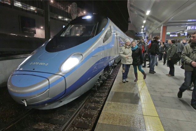 Pociąg Pendolino na dworcu w Krakowie. Zdjęcia z listopada 2013 r.