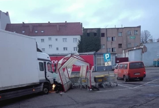 Kierowca nie zatrzymał się kontroli i uciekał ul. 1 Maja, następnie skręcił na parking koło Biedronki. Podczas pościgu kierowca uszkodził dwa pojazdy i rozwalił wiatę z koszykami.