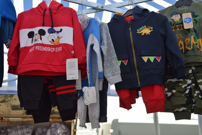 Ubrania dla dzieci na giełdzie samochodowej w Rzeszowie. Zobacz, co się sprzedaje [ZDJĘCIA]
