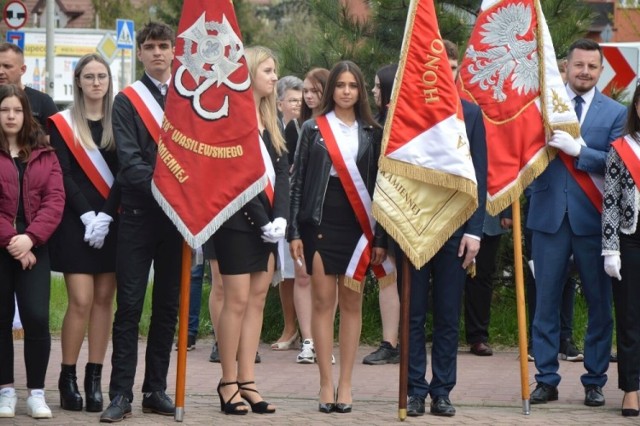 Pod Pomnikiem Bojowników o Niepodległość w Skarżysku zebrało się kilkadziesiąt delegacji i pocztów sztandarowych. Więcej na kolejnych zdjęciach.
