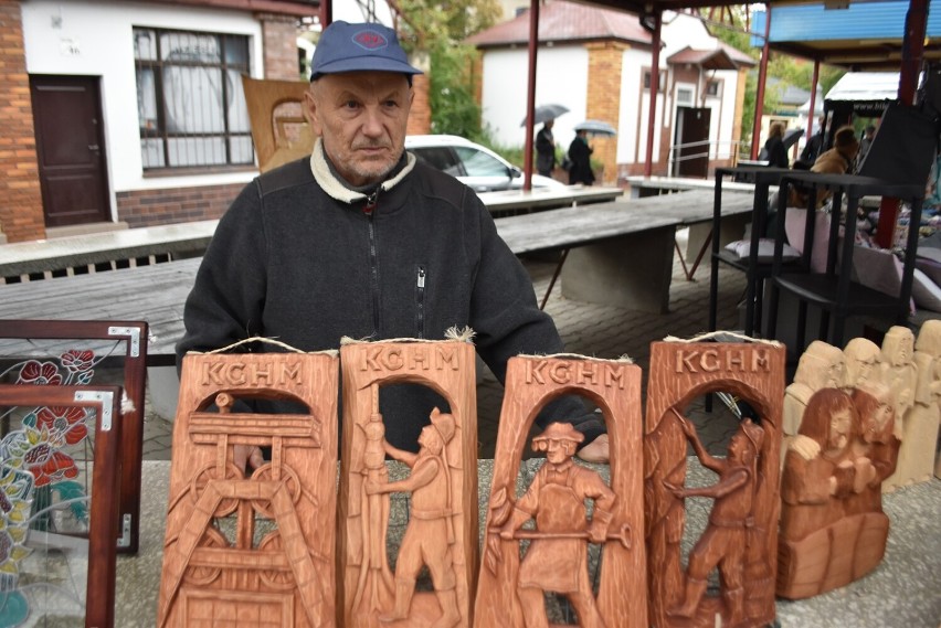 Jan Żukowski tworzy rzeźby z drewna i witraże