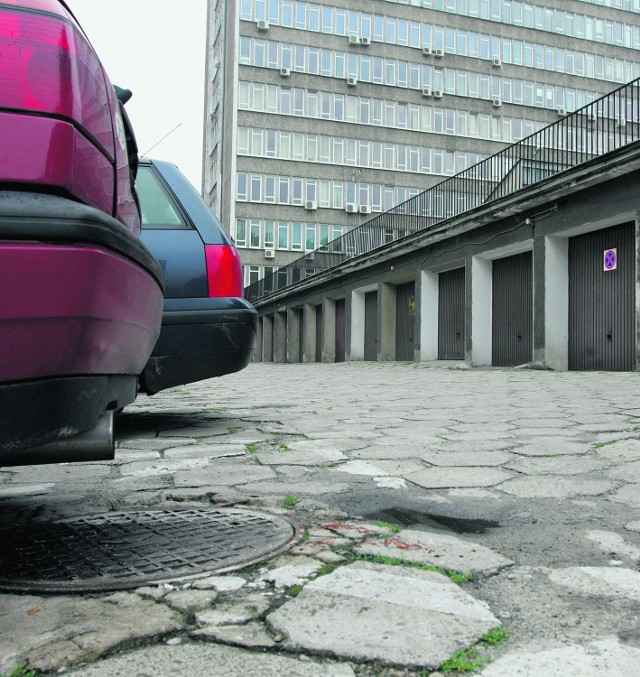 Parking przy ul. Mogilskiej 27 od lat czeka na naprawę