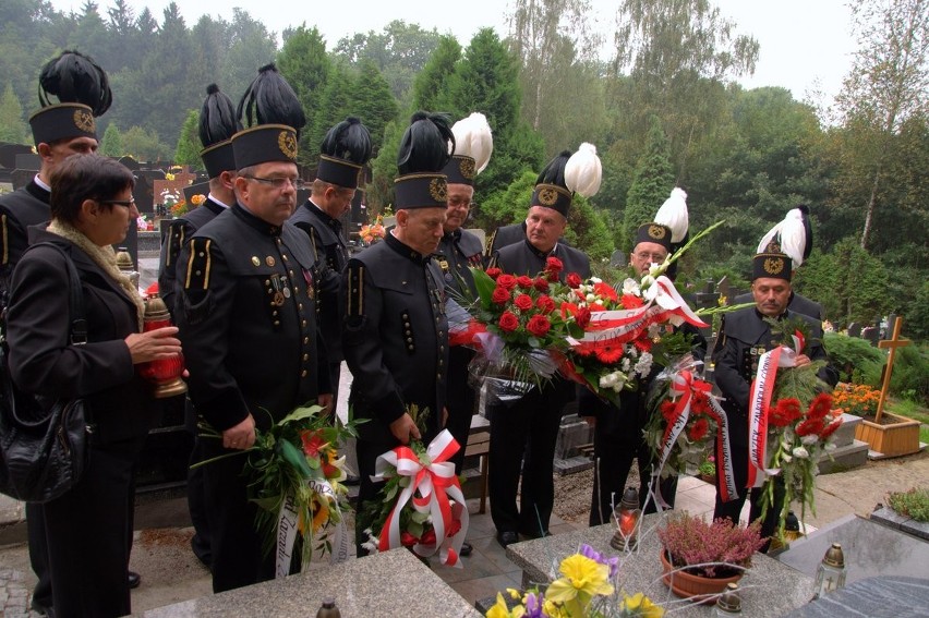 Górnicy złożyli kwiaty na grobie Jarosława Sienkiewicza ZDJĘCIA