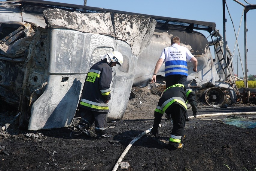 Smolice - Tragiczny wypadek: spaliły się trzy tiry, dwaj kierowcy nie żyją (FOTY)