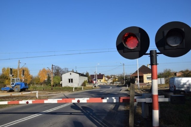 Co najmniej o tydzień dłużej niż planowano zamknięty będzie przejazd kolejowy na ul. Szadkowskiej w Zduńskiej Woli.