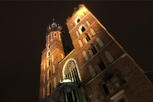 1. Bazylika Mariacka. Obydwie wieże zostały ukończone w 1406 roku. Wyższa ma 82 m, a wieża południowa 69 m