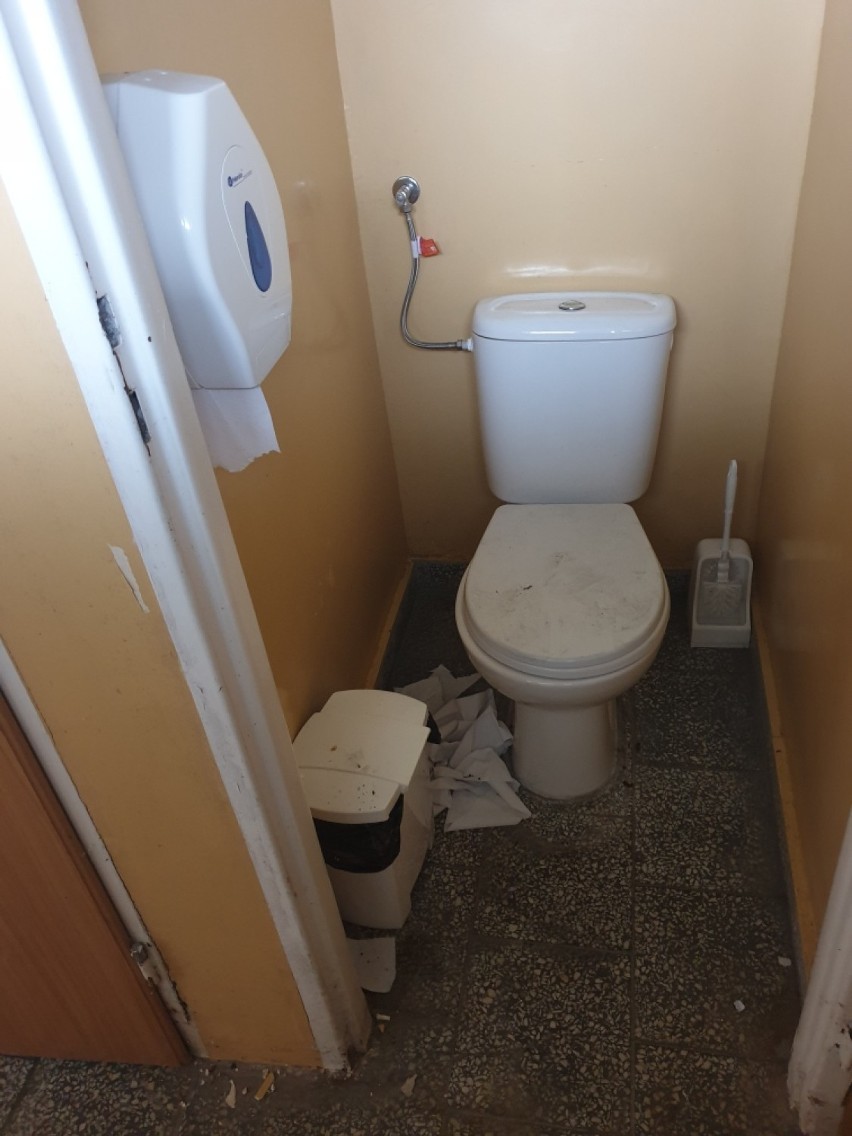 Toalety przy promenadzie w Chodzieży zostały zdewastowane. To już druga taka sytuacja w tym miesiącu! (FOTO)