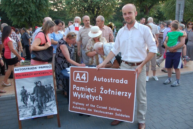 Grzegorz Piątkowski podczas zbiórki podpisów w Dąbrowie Tarnowskiej zaprezentował tablicę, która mogłaby stanąć przy autostradzie A4. - Akcja spotkała się z bardzo dużym odzewem - przekonuje