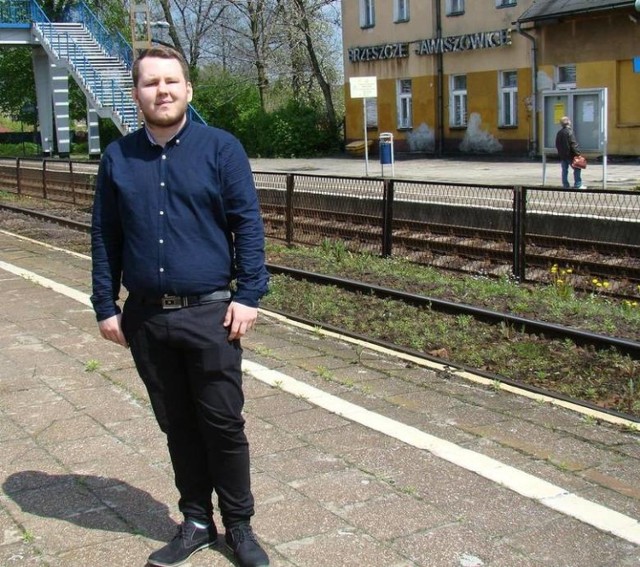 Dawid Szczepański na stacji kolejowej w Brzeszczach