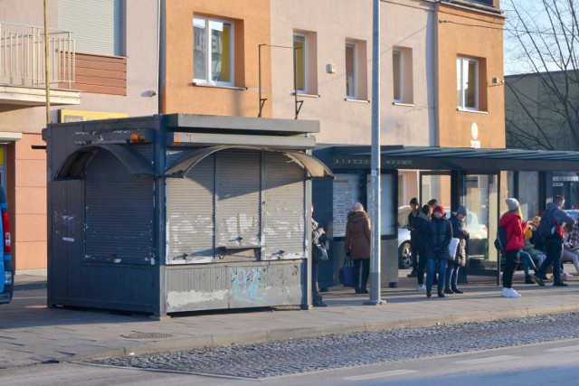 Na ulicy Okrzei stoi kiosk opuszczony od kilku miesięcy.