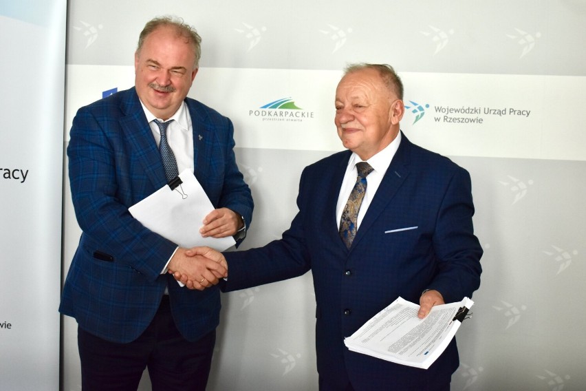 Umowę podpisali starosta przemyski Jan Pączek, wicestarosta...